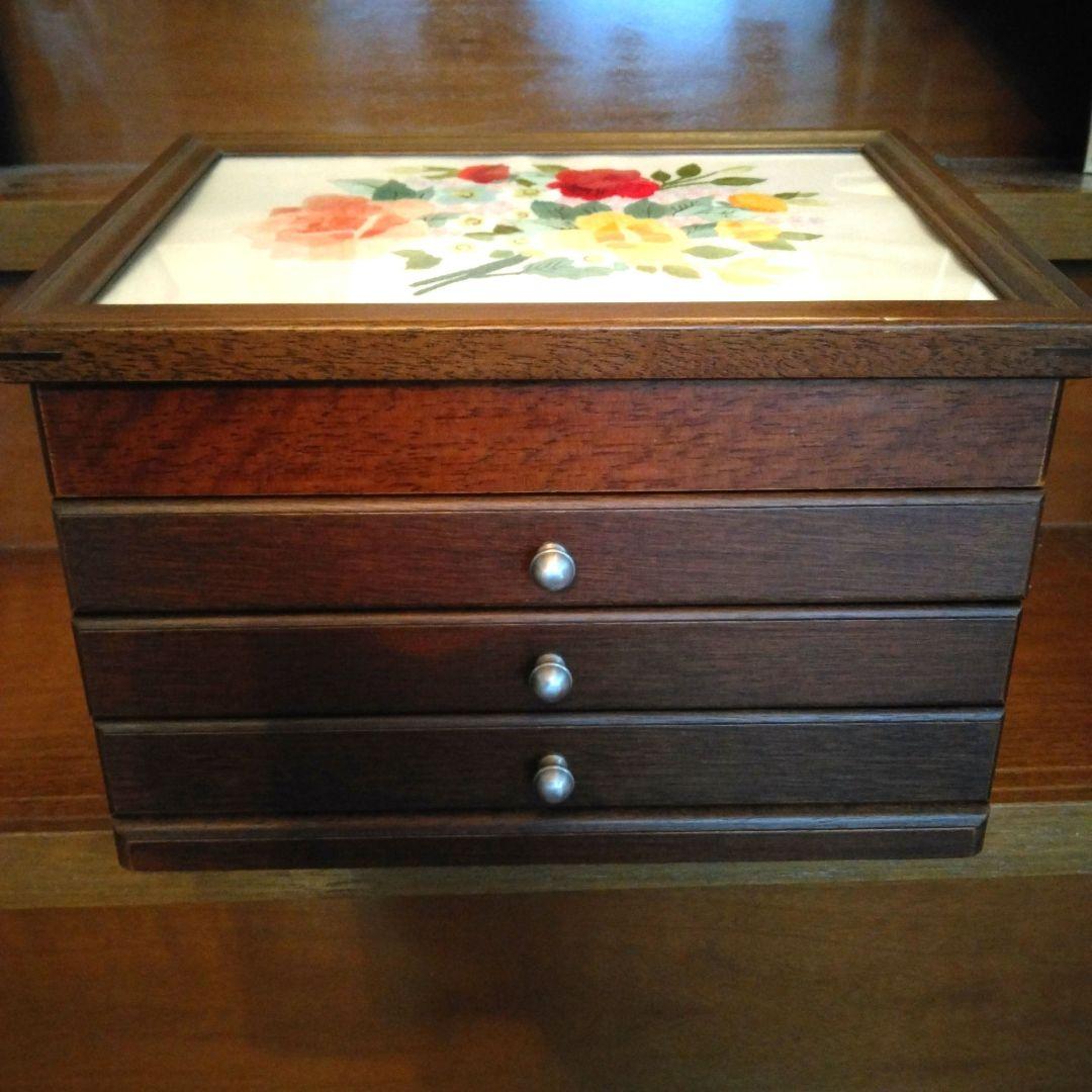 木工芸品・ジュエリーボックス・宝石箱・宝飾品入れ・貴重品入れ・小物入れ・刺繍