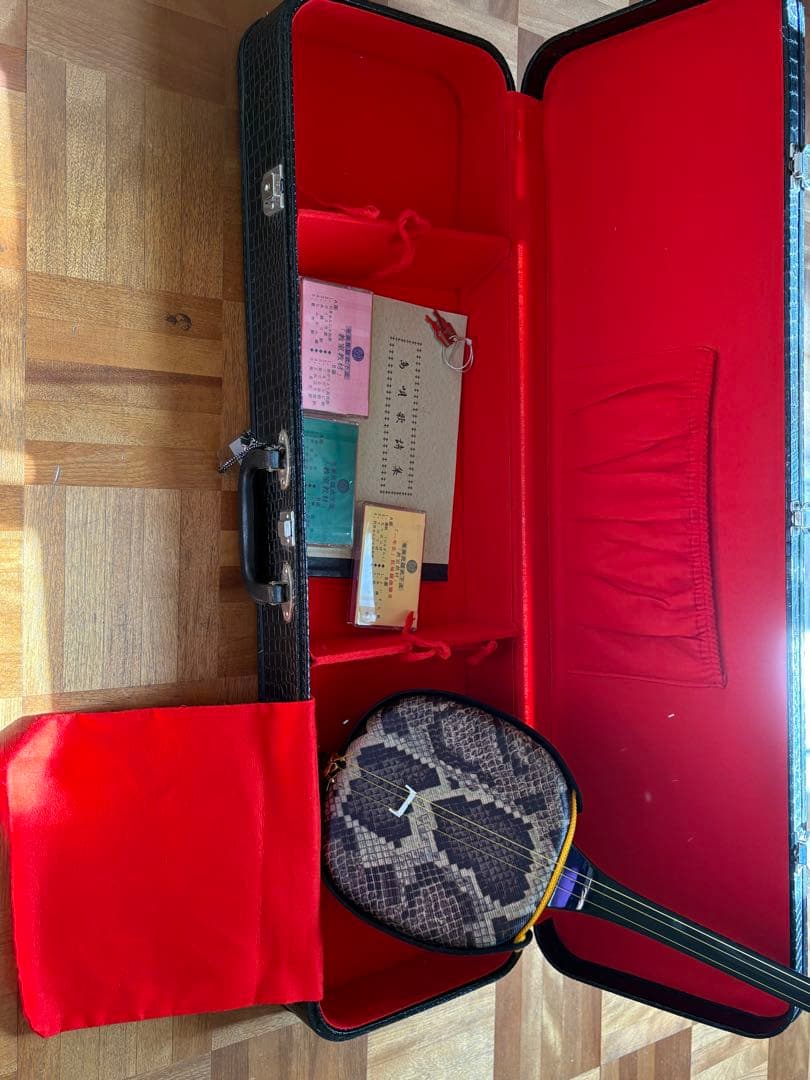 極美品　三線（沖縄三味線）奄美大島　爪　ハードケース付　テープ、島唄詩集付き