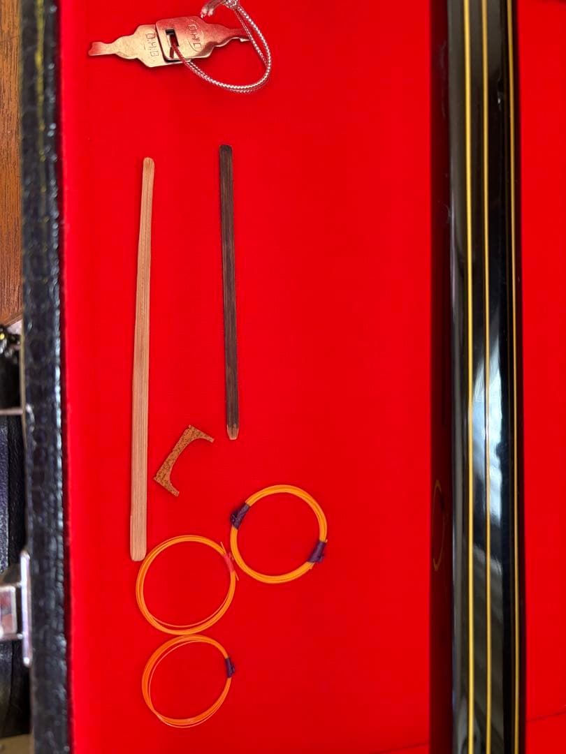 極美品　三線（沖縄三味線）奄美大島　爪　ハードケース付　テープ、島唄詩集付き