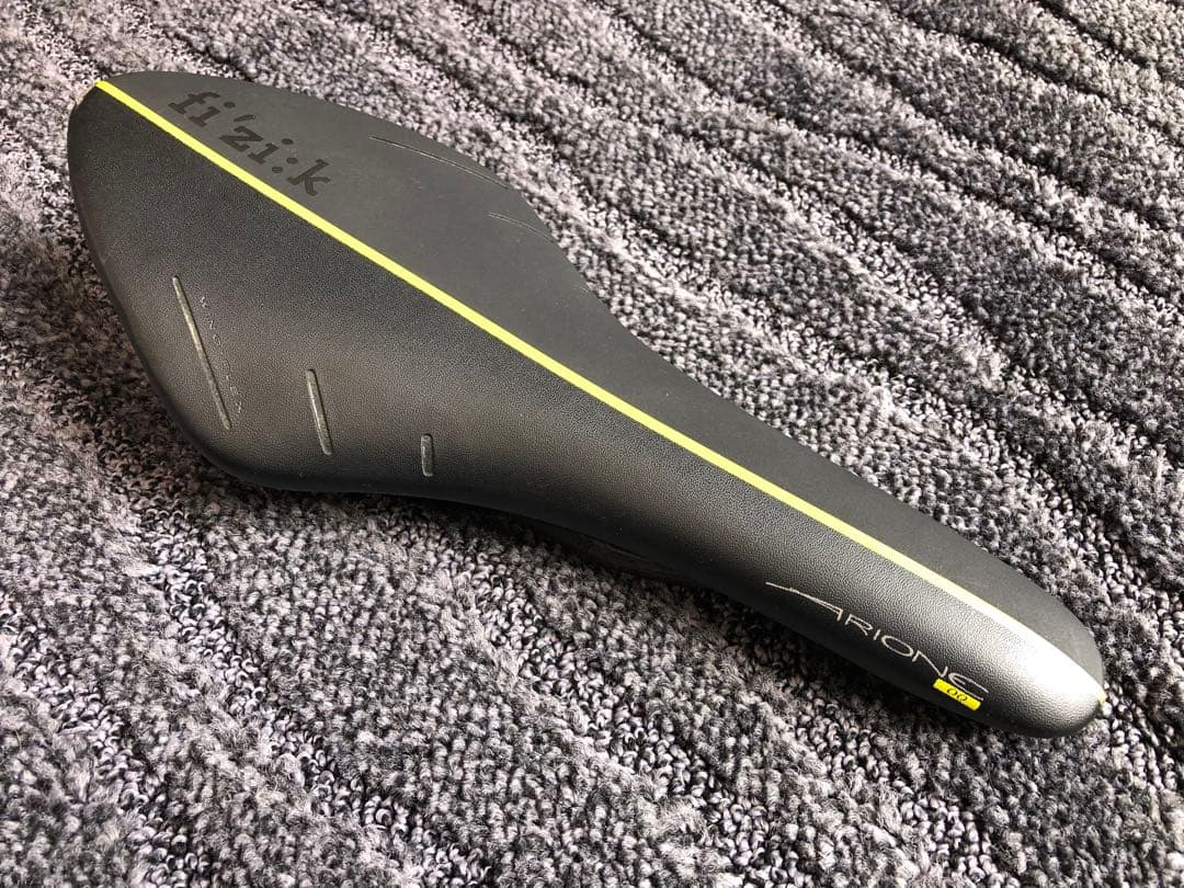 FIZIK Arione 00 サドル ブラック カーボンブレイデッドレール