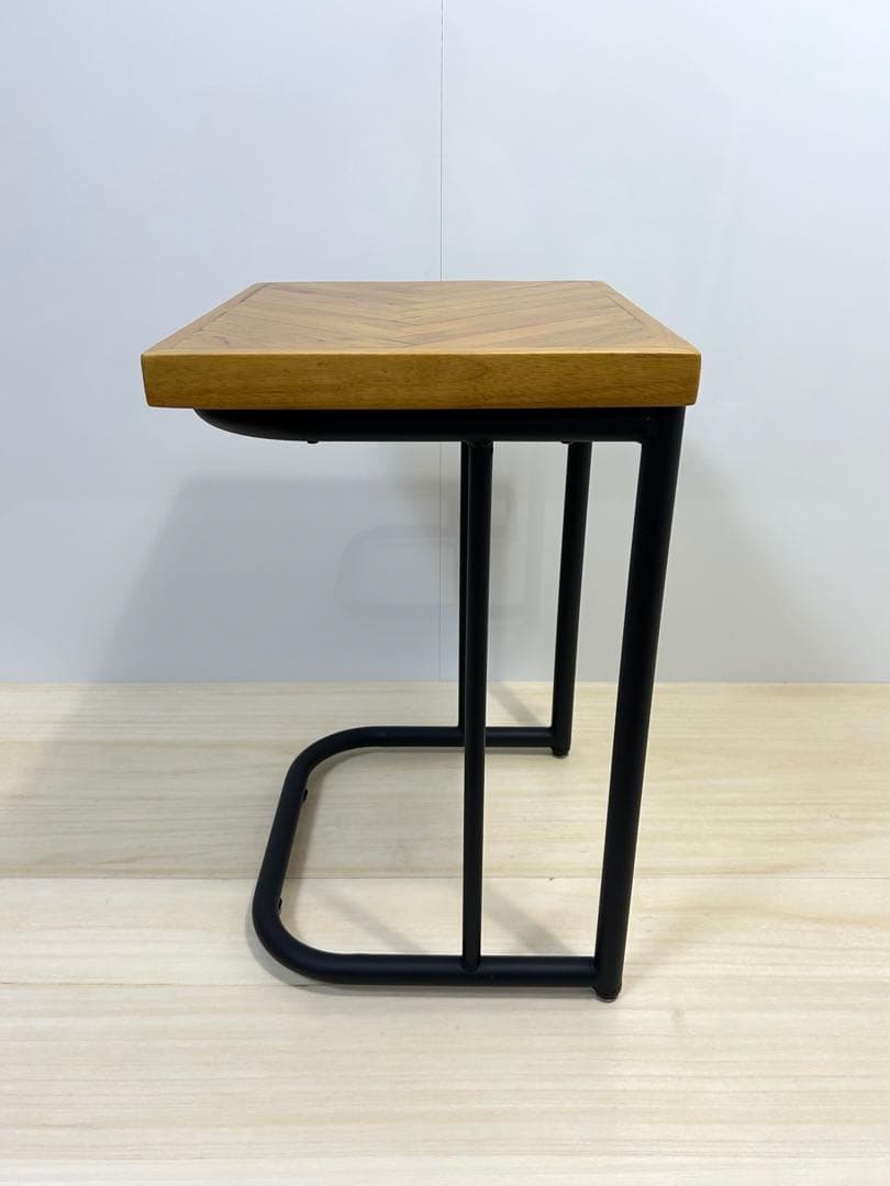 サン ダーティ ヘリンボーン サイドテーブル コの字　ナイトテーブル　スチール