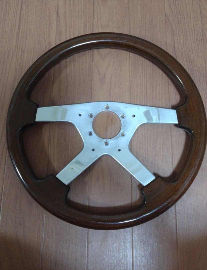 momoウッドステアリング4本スポーク 36パイ センターパッド付 ASTRA