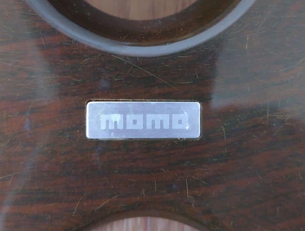 momoウッドステアリング4本スポーク 36パイ センターパッド付 ASTRA