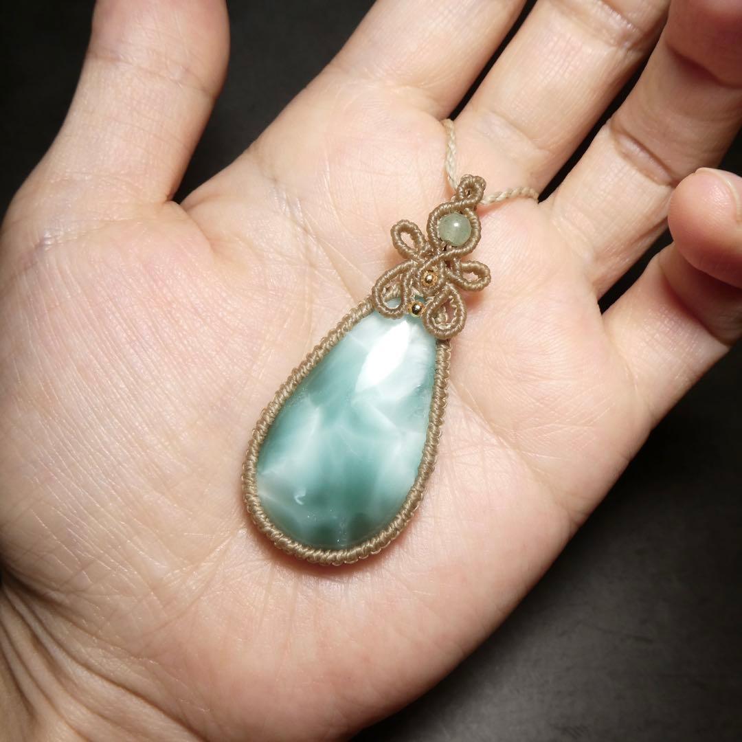 でんちゃん　大粒ヘミモルファイトのマクラメネックレス