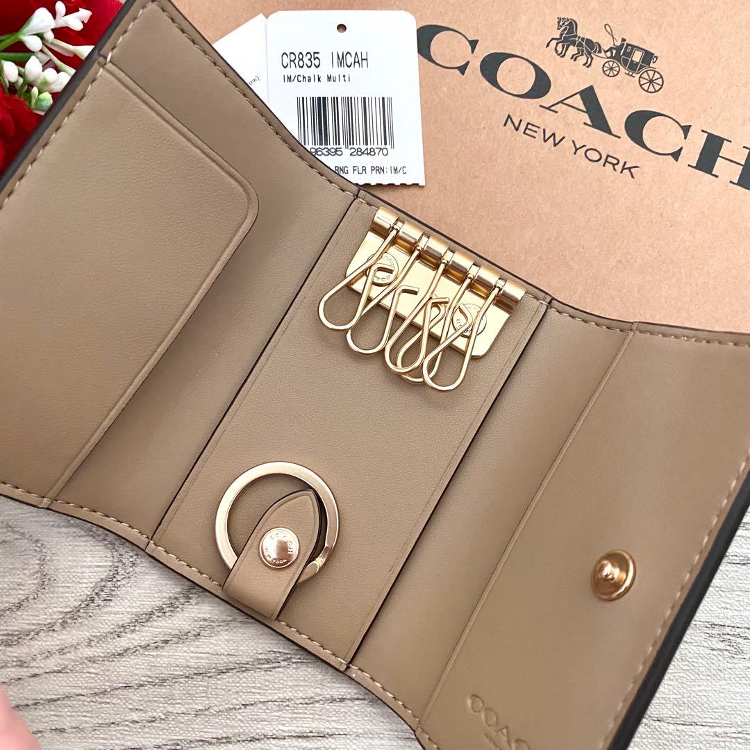 《新品未使用》COACH コーチ　キーケース　ホワイト　花柄　レザー キーケース