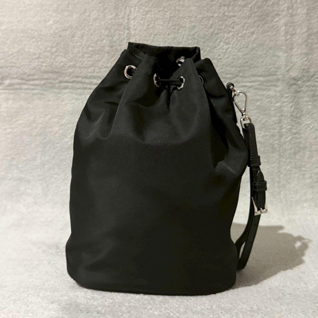 PRADA Re-Nylon 巾着バッグ 三角ロゴ サフィアーノ 黒 現行