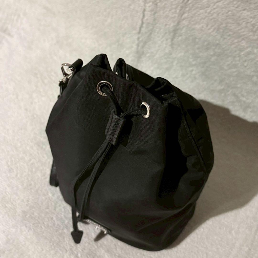 PRADA Re-Nylon 巾着バッグ 三角ロゴ サフィアーノ 黒 現行