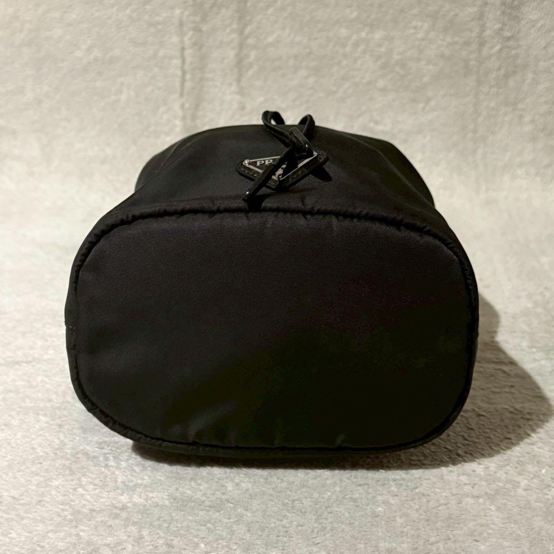 PRADA Re-Nylon 巾着バッグ 三角ロゴ サフィアーノ 黒 現行
