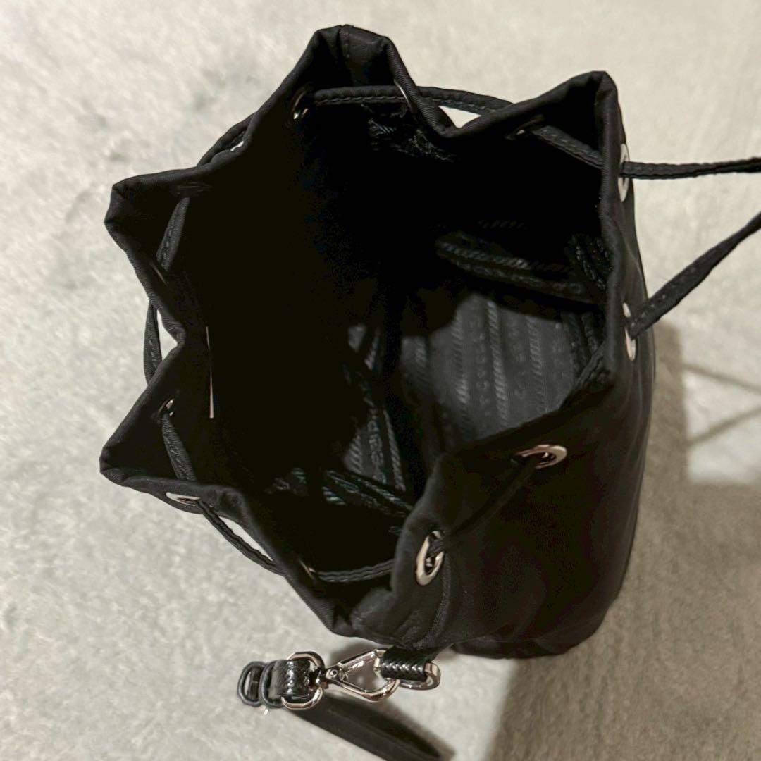 PRADA Re-Nylon 巾着バッグ 三角ロゴ サフィアーノ 黒 現行