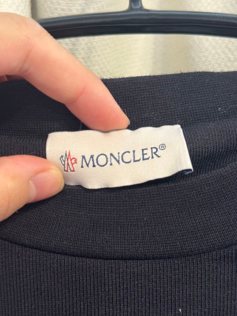 MONCLER 黒 トレーナー エンボスロゴ