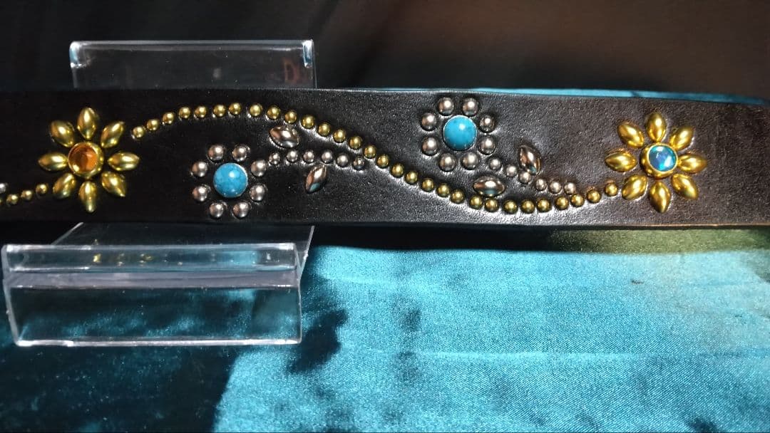 栃木レザーツタ＆フラワー　スタッズベルト　ブラック　ニッケル＆ブラス