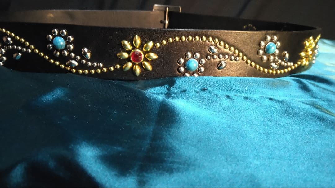 栃木レザーツタ＆フラワー　スタッズベルト　ブラック　ニッケル＆ブラス