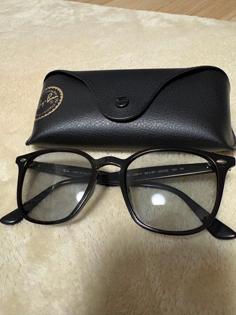 Ray-Ban RB4258F 601/87 ブラック サングラス