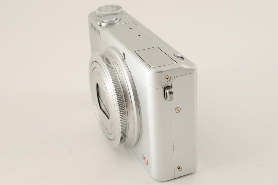 【美品 】 フジフイルム FUJIFILM XQ1 シルバー コンパクトカメラ