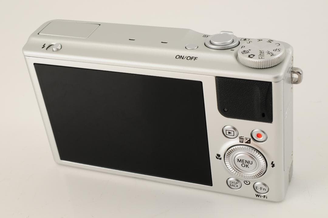【美品 】 フジフイルム FUJIFILM XQ1 シルバー コンパクトカメラ