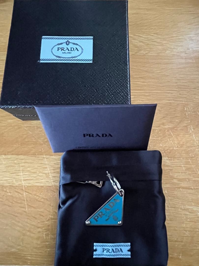 PRADA トライアングル ロゴ プレート ピアス 左耳用