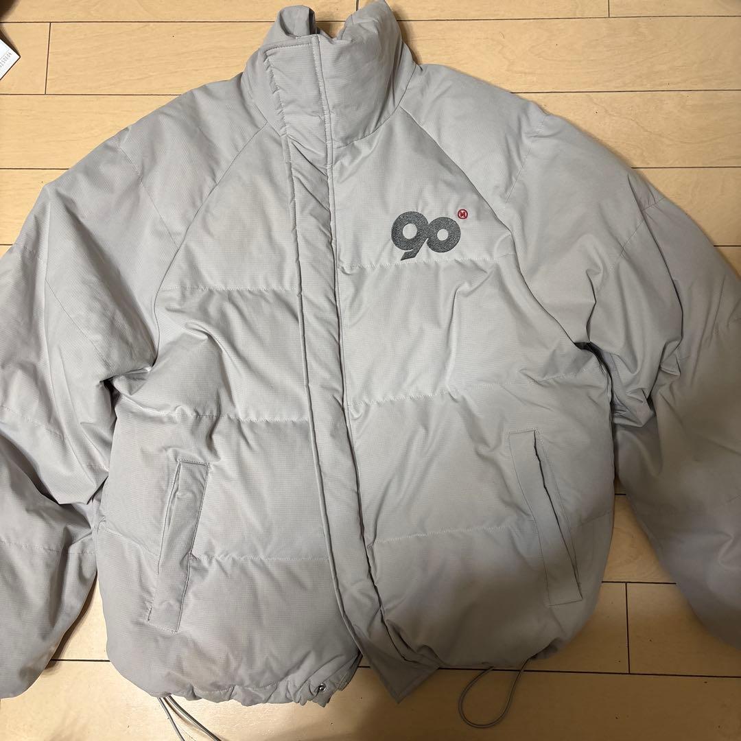 9090 Logo Rich Puffer Jacket ライトグレー L 工場 直営 店