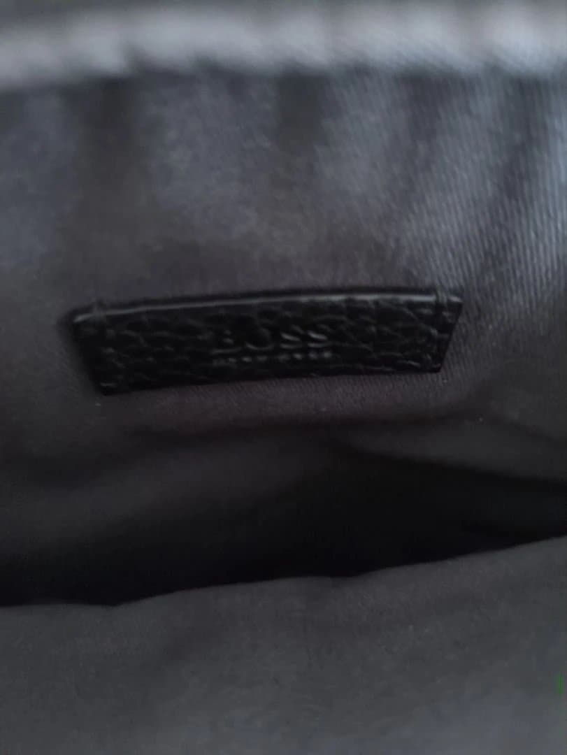 HUGO BOSS ブラック レザーショルダーバッグ