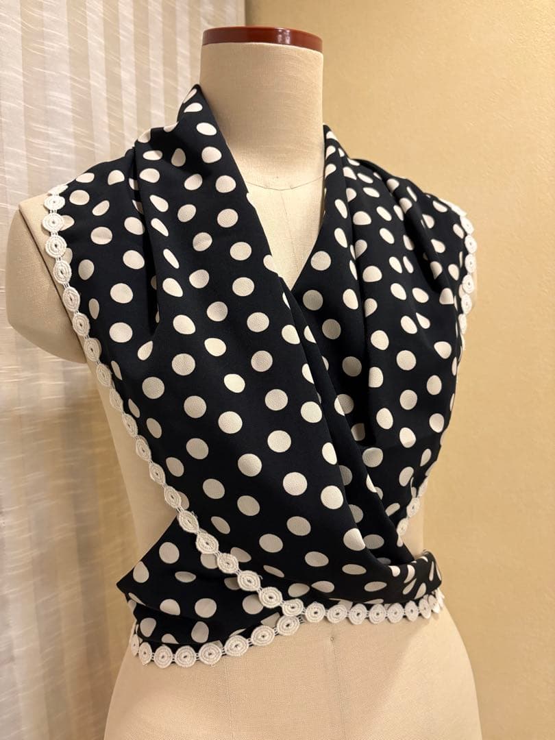 エプロン　ショート　グレーピンクバラ柄　黒フリル　黒ポンポン　生成水玉レース