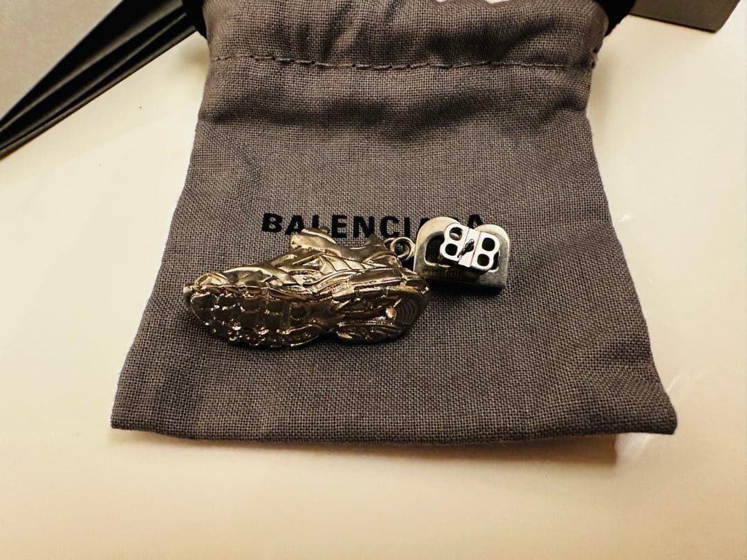 新品　BALENCIAGA スニーカー型　ピアス