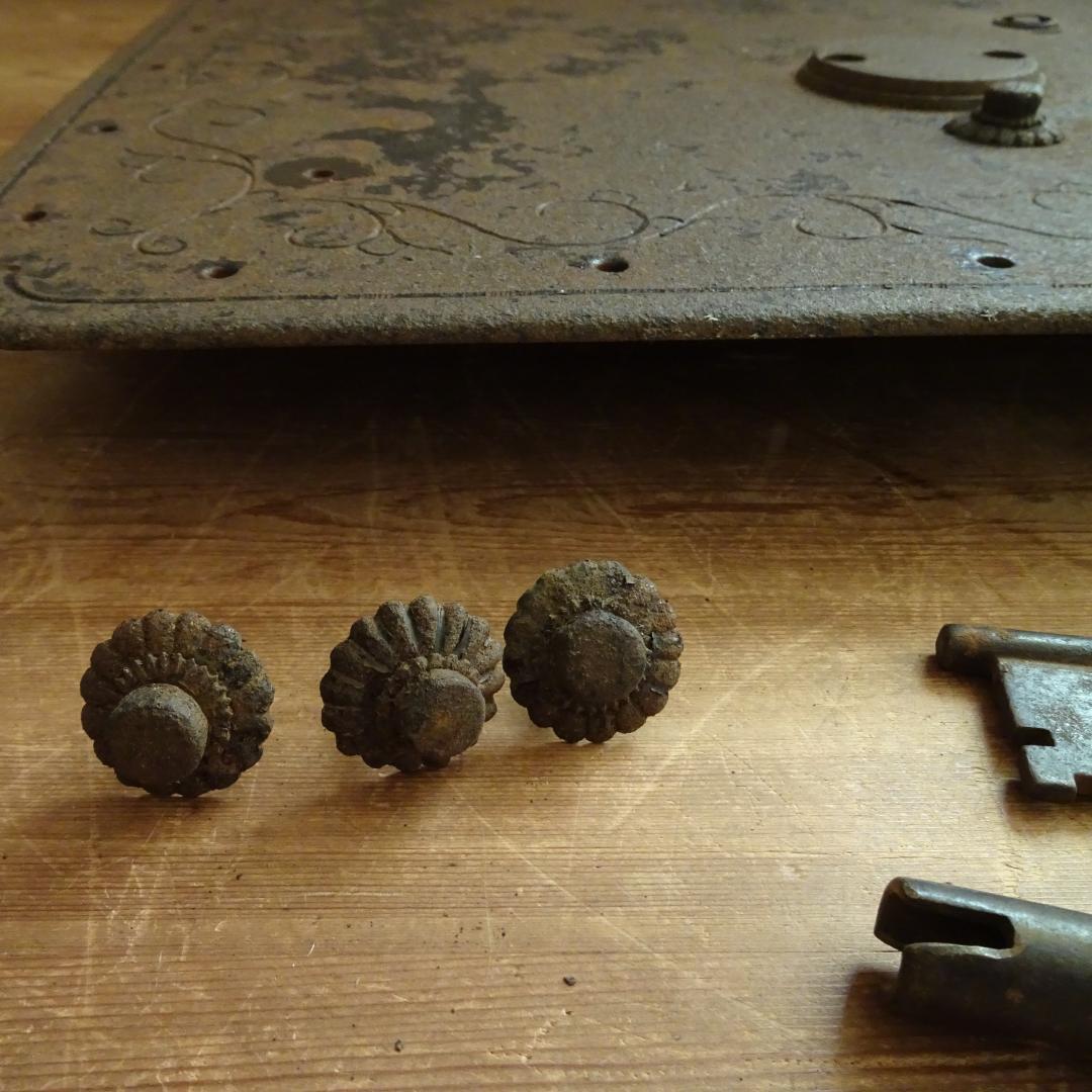 錆び鉄 古鉄 蔵 金具 鍵付き アンティーク 古民具 オブジェ 土蔵の蔵戸