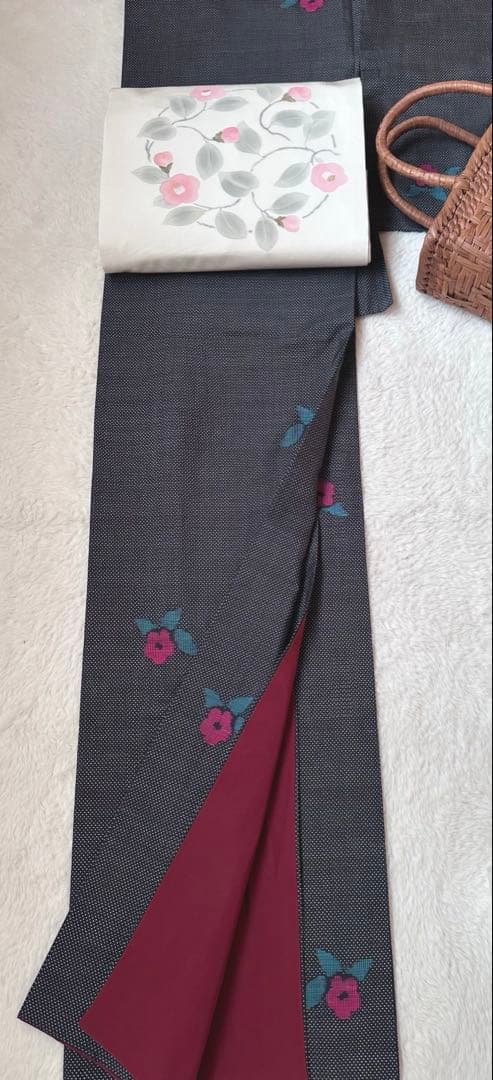 大島紬 かわいい 黒地 あられに椿 7マルキ - メルカリ