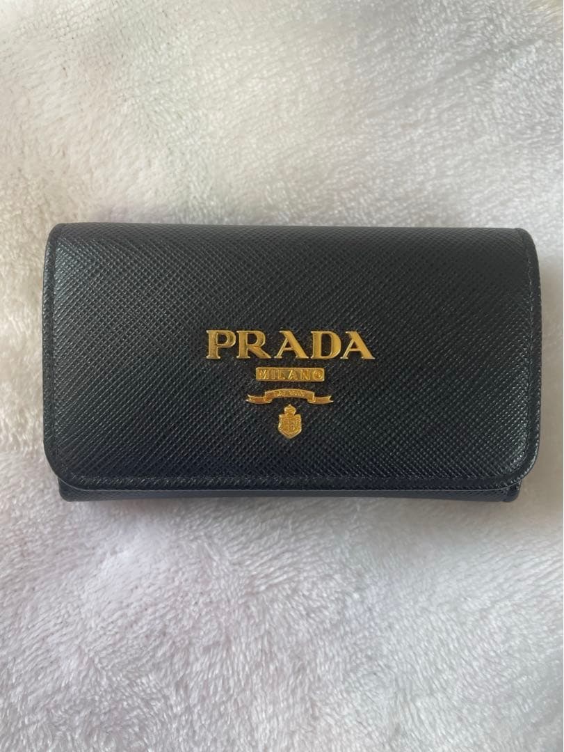 PRADA ブラック レザー キーケース サフィアーノ