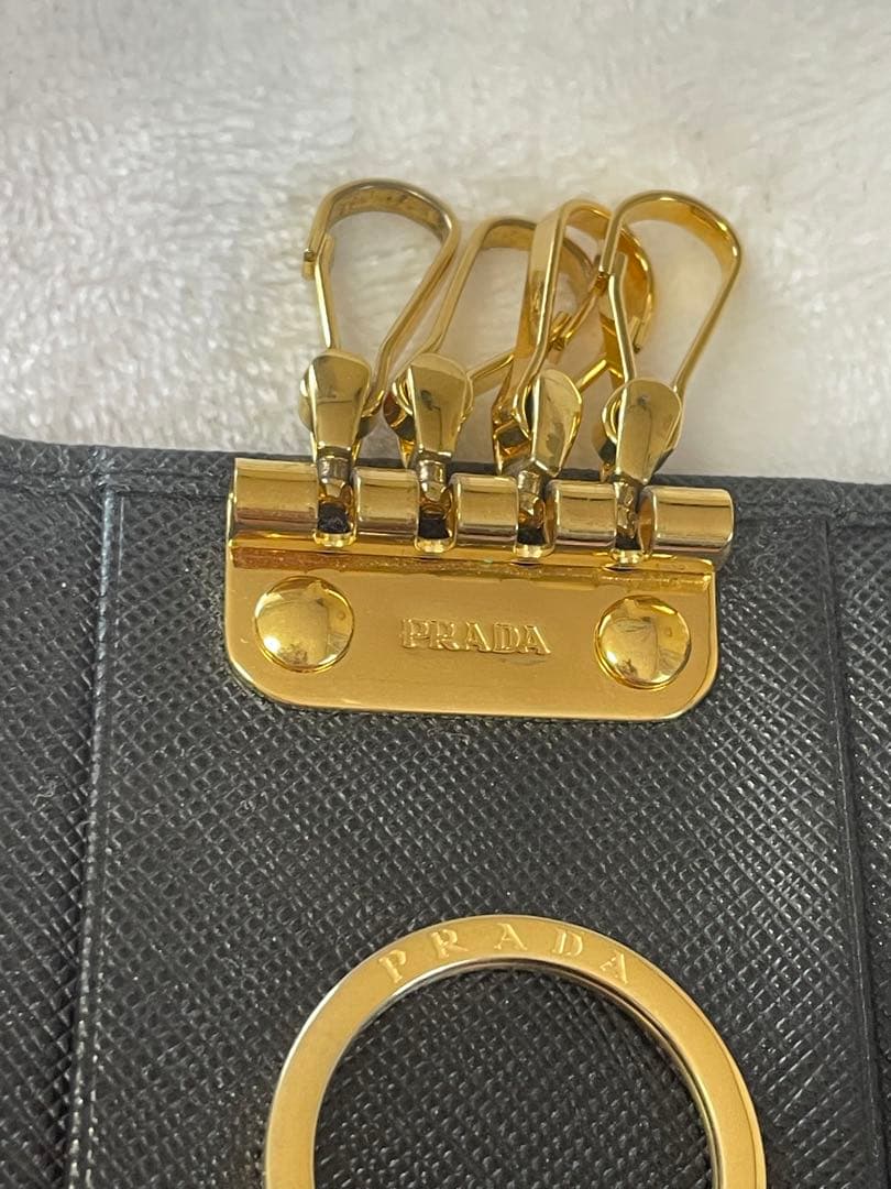 PRADA ブラック レザー キーケース サフィアーノ