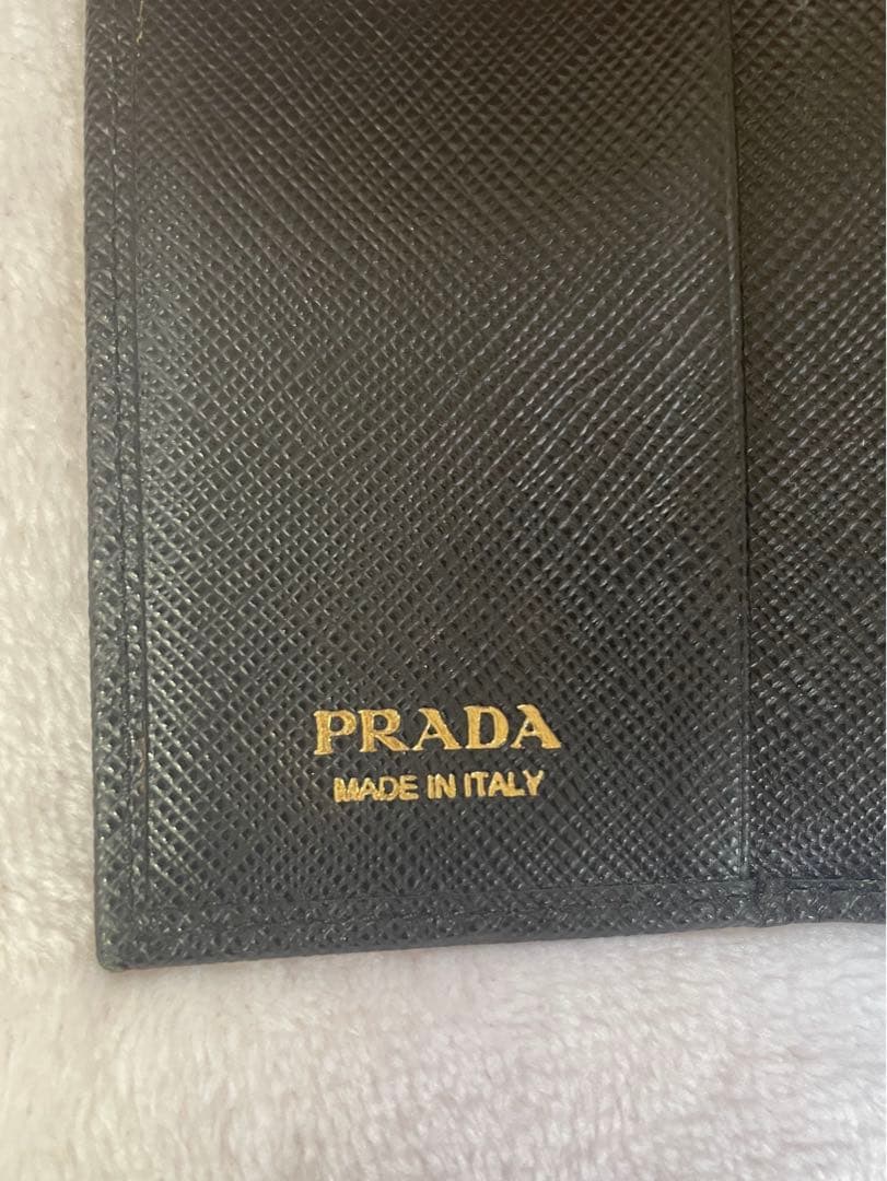 PRADA ブラック レザー キーケース サフィアーノ