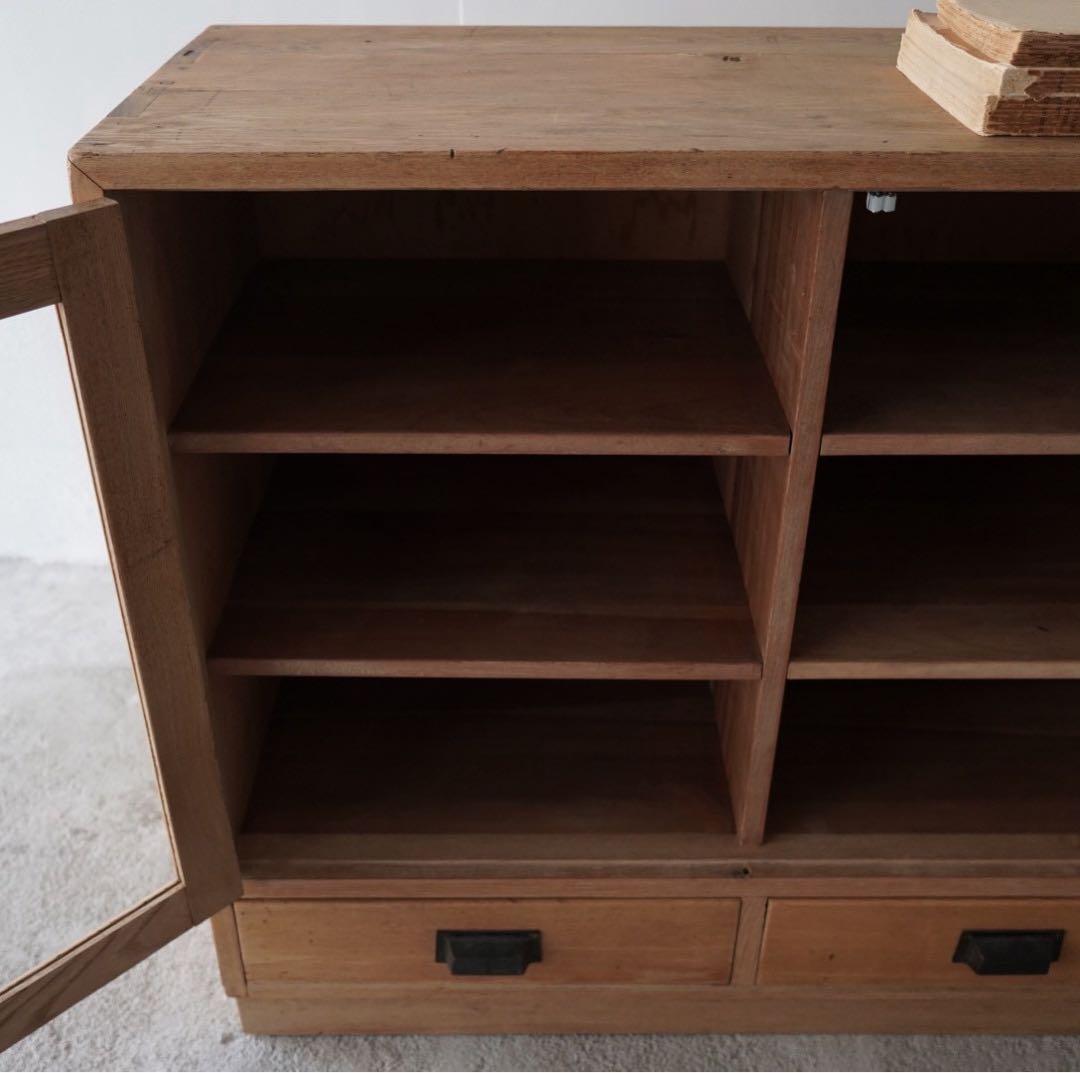 開き戸のキャビネット