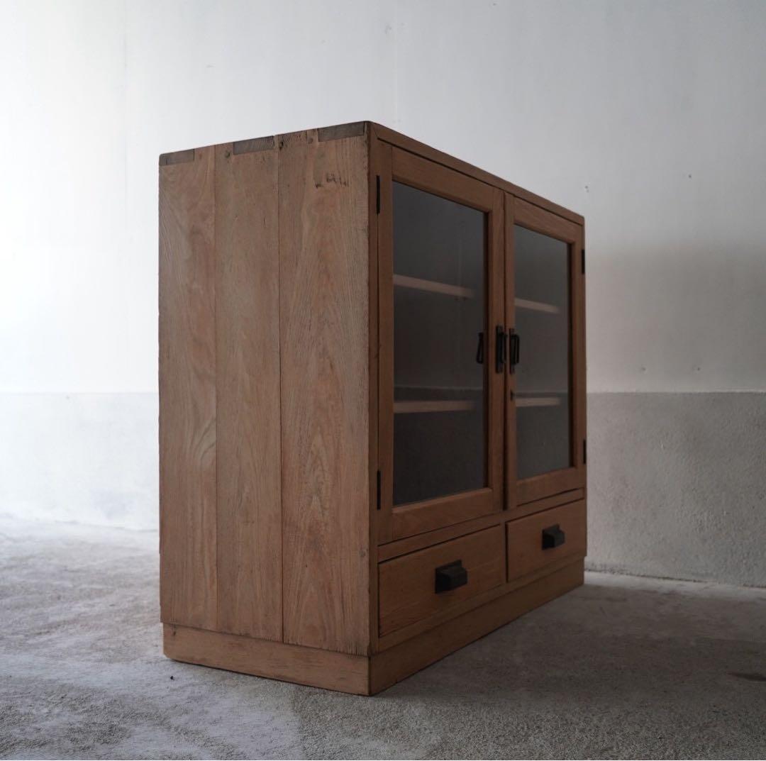 開き戸のキャビネット