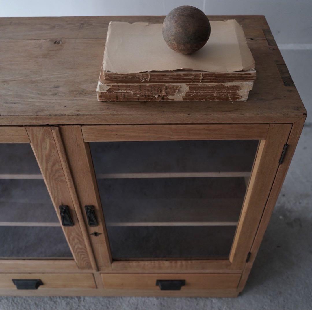 開き戸のキャビネット