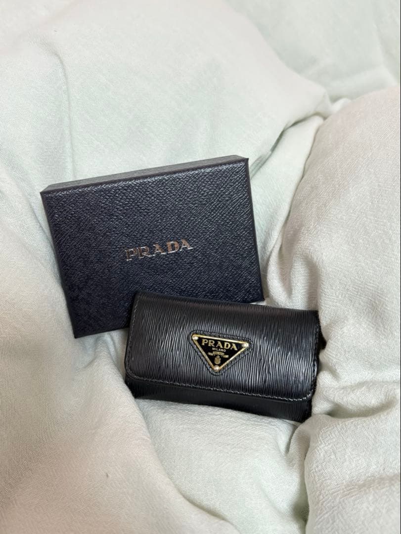 PRADA 黒 レザー キーケース 三角ロゴ ヴィッテロムーブ