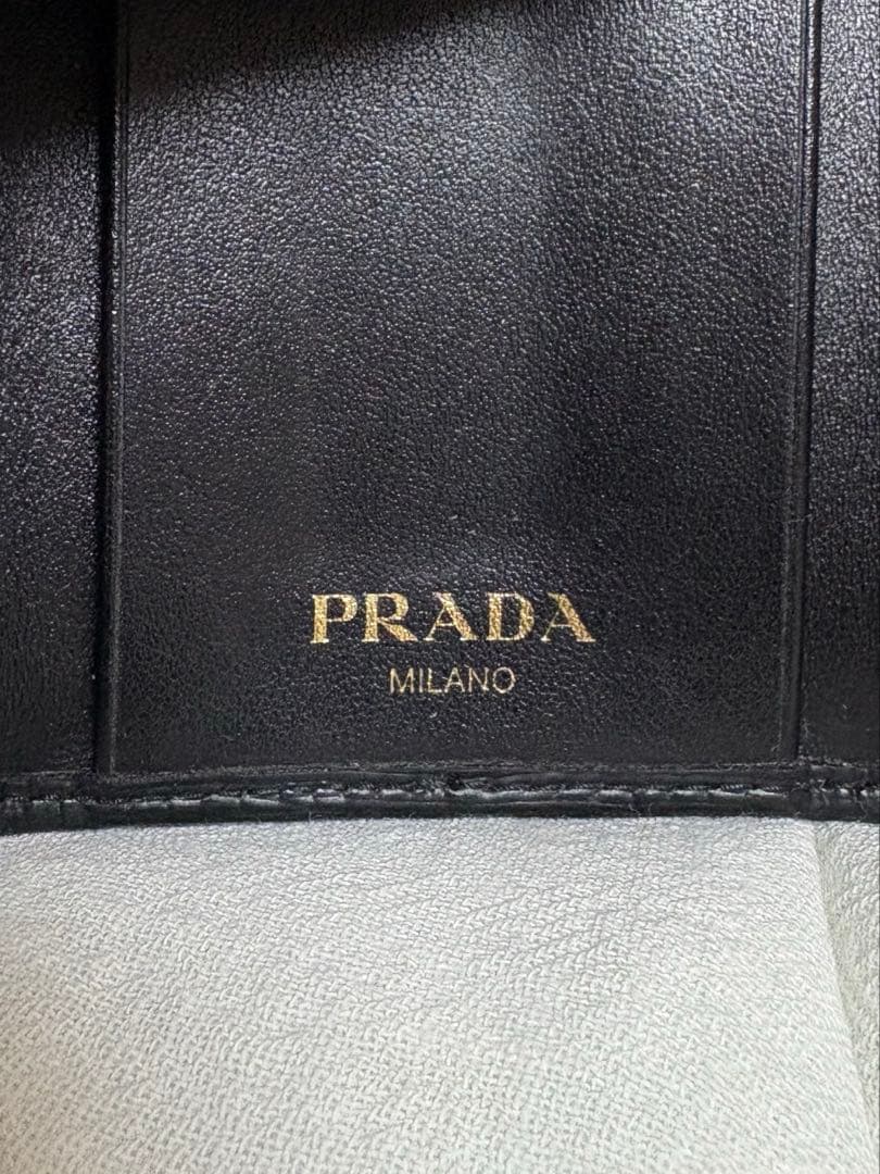 PRADA 黒 レザー キーケース 三角ロゴ ヴィッテロムーブ