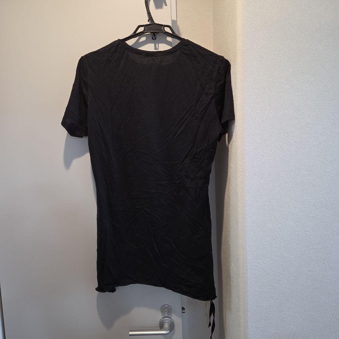 ケムリ スカルと花のグラフィックTシャツ