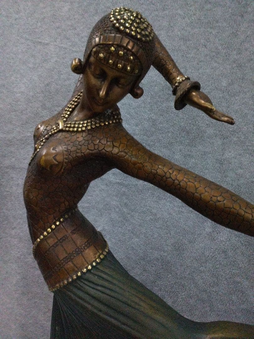 ブロンズ像　踊る女性