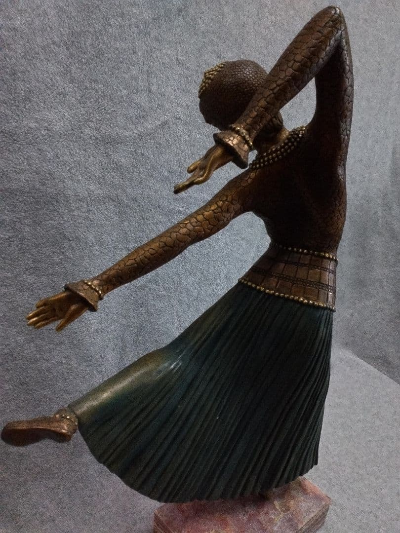 ブロンズ像　踊る女性