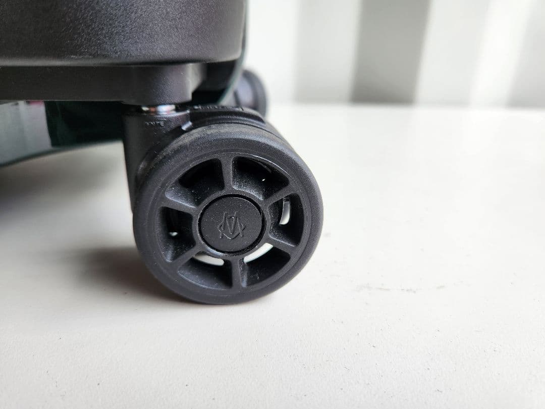 廃盤 Rimowa リモワ エッセンシャルライト キャビン 31L 機内持ち込み