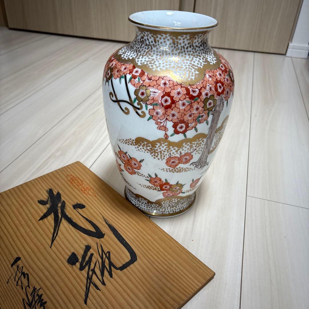 花柄と車輪のデザインの陶器花瓶