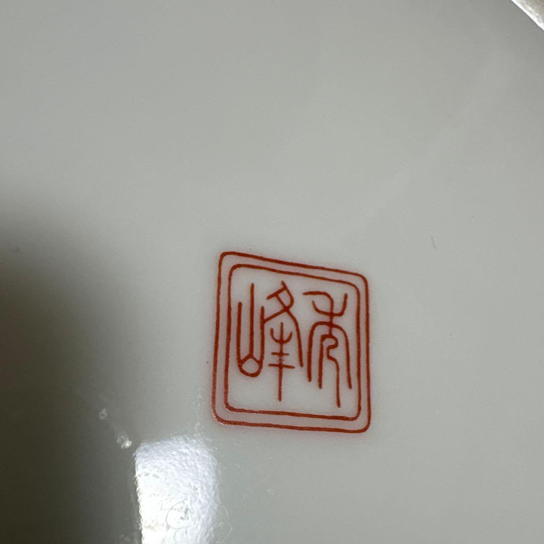 花柄と車輪のデザインの陶器花瓶