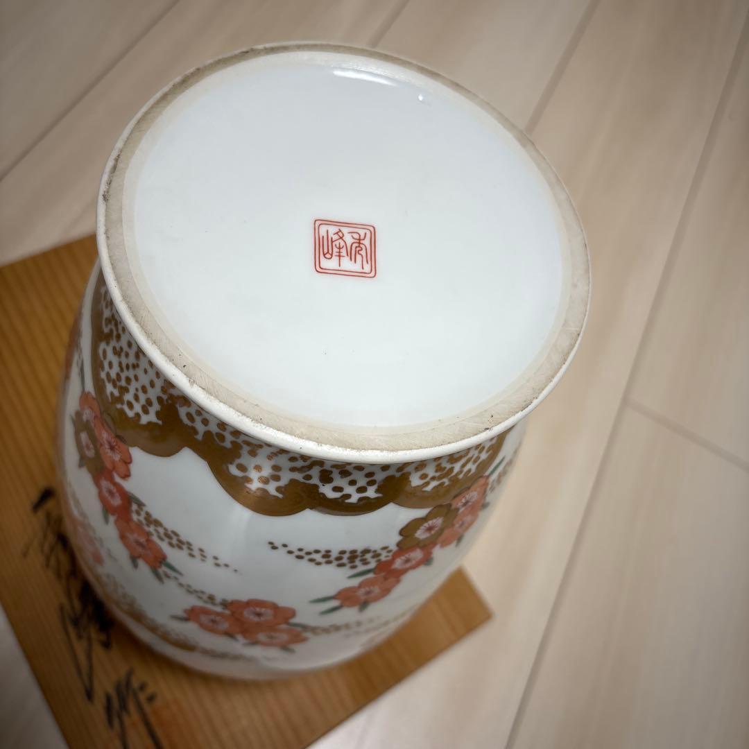 花柄と車輪のデザインの陶器花瓶