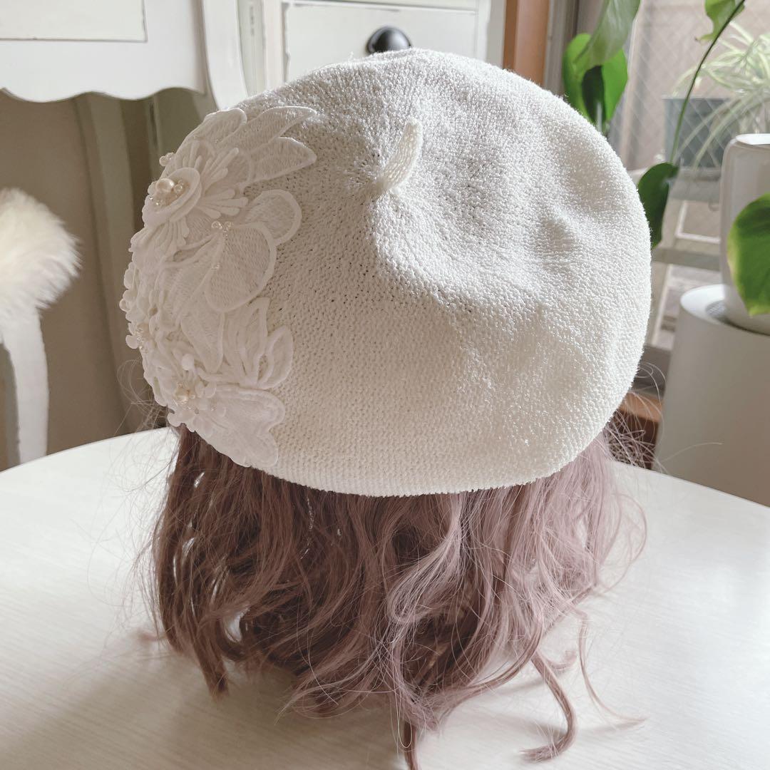 【新品未着用】　お花の刺繍のベレー帽（white）