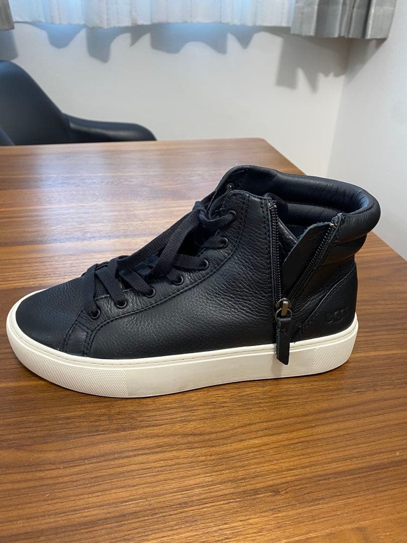 UGG(アグ)OLLIレザー　クロージャータイプ ハイカット厚底スニーカー