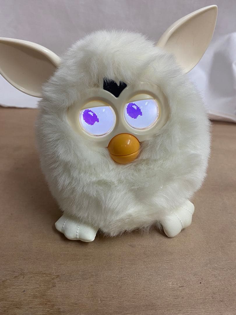 Furby ホワイト 箱付き 動作確認済み - メルカリ