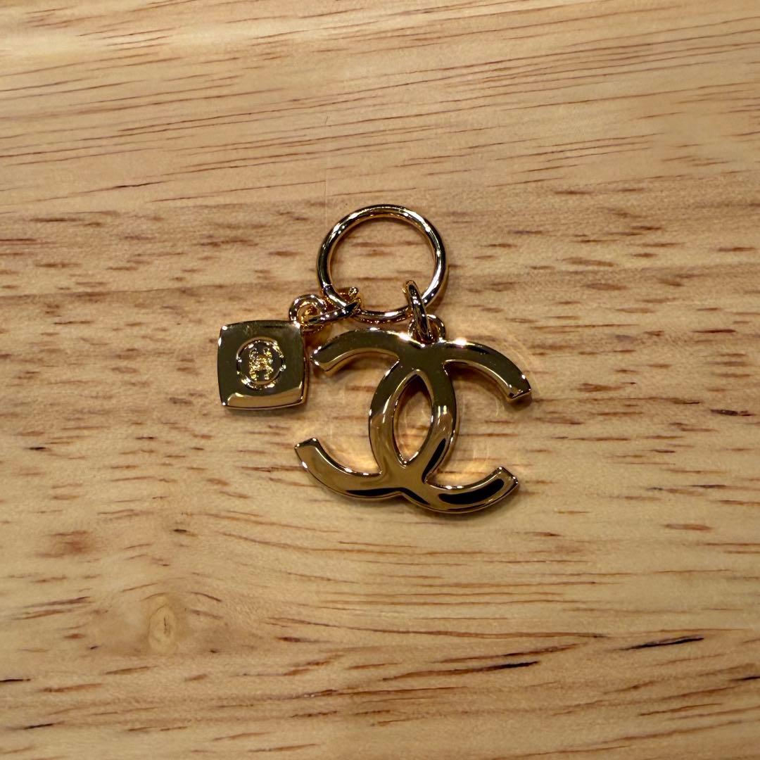 美品＊CHANELホリデーゴールドダブル Cロゴキーホルダー2023 年限定
