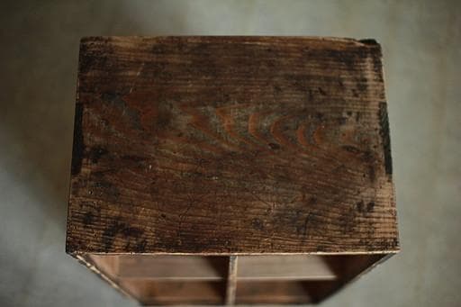 古く味のある4マスの収納棚 食器棚 本棚 収納棚 古家具