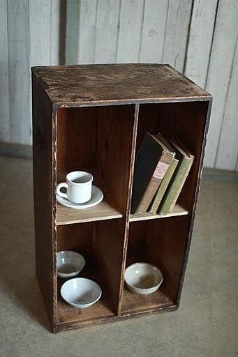 古く味のある4マスの収納棚 食器棚 本棚 収納棚 古家具