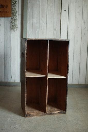 古く味のある4マスの収納棚 食器棚 本棚 収納棚 古家具
