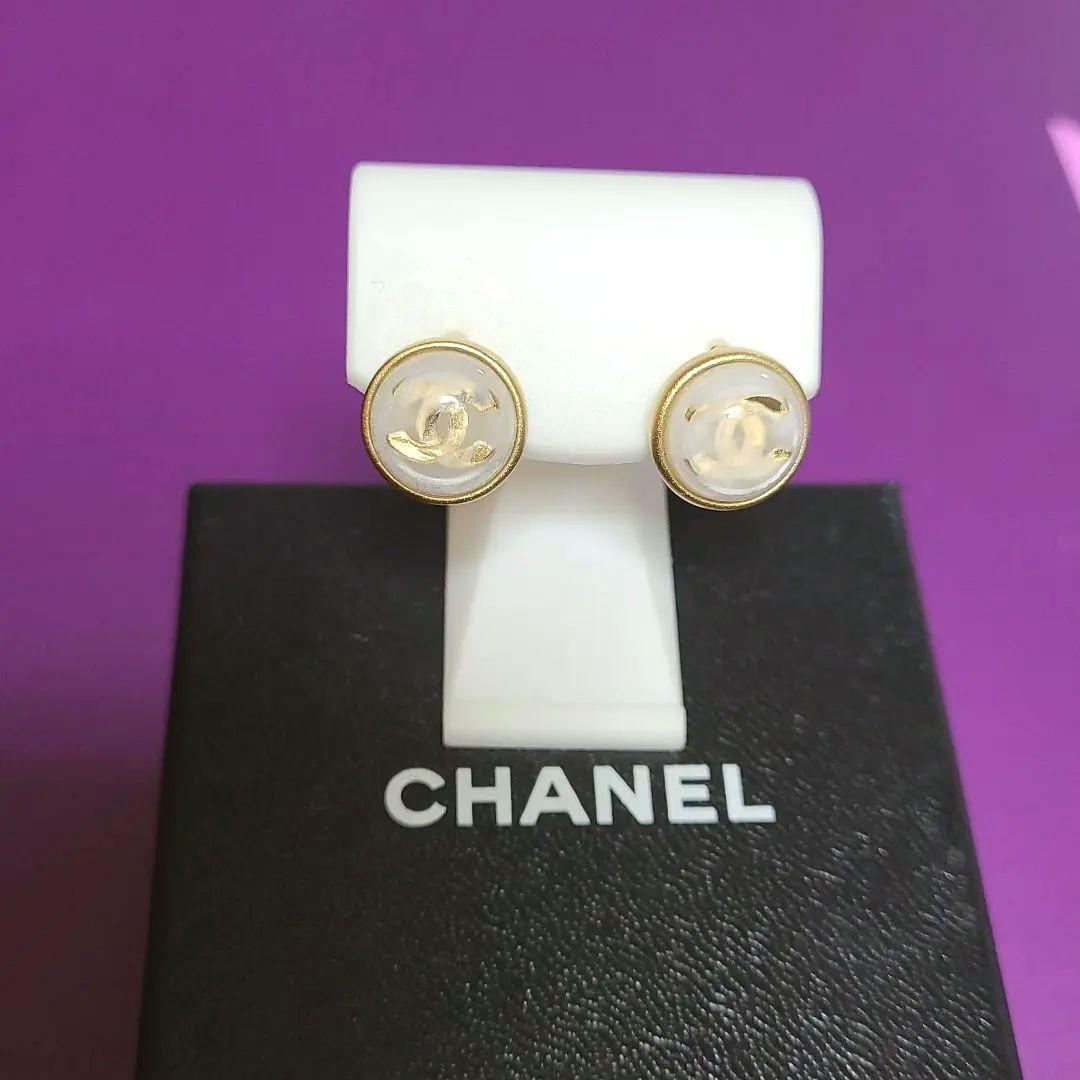 CHANEL シャネル ロゴ ピアス 丸 ゴールド - メルカリ