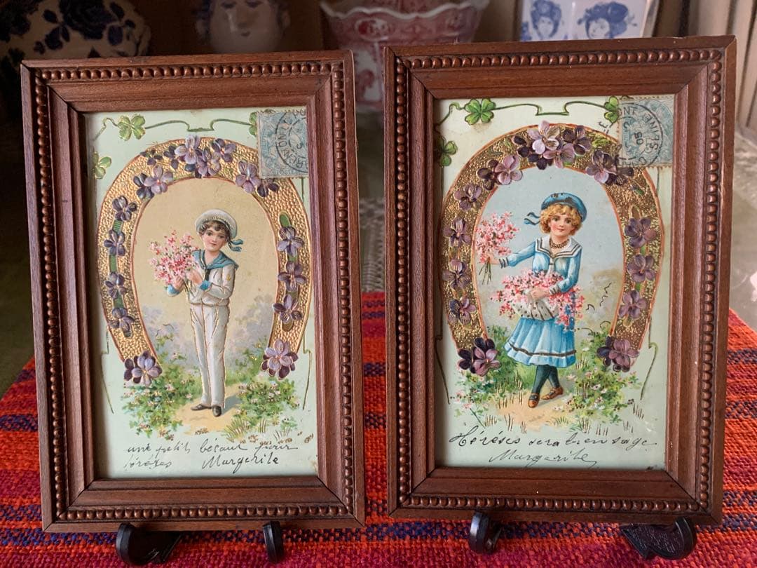 フランスアンティーク　エンボスされた絵葉書が入ったペアの小さな可愛過ぎる額！